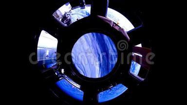 2个视频1。 从国际空间站上看到地球。 地球穿过国际空间站的舷窗。 由